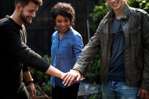 Groep diversiteitsmensenhanden stapelsteun samen