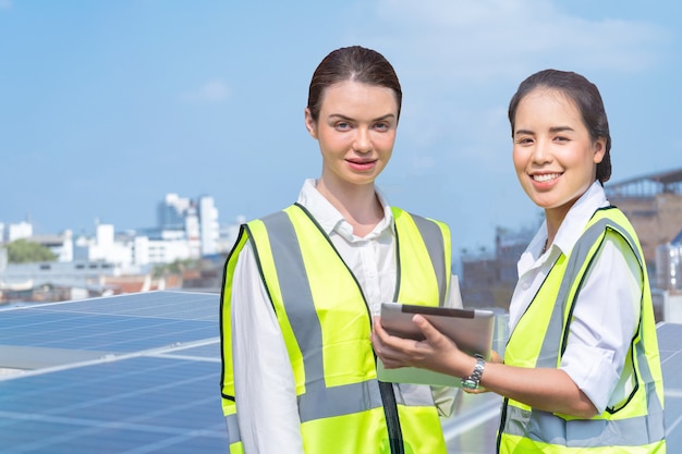 Groep Diversity-fabrieksarbeidersvrouwen die bijeenkomen om te inspecteren op het dak van het zonnecelpaneel