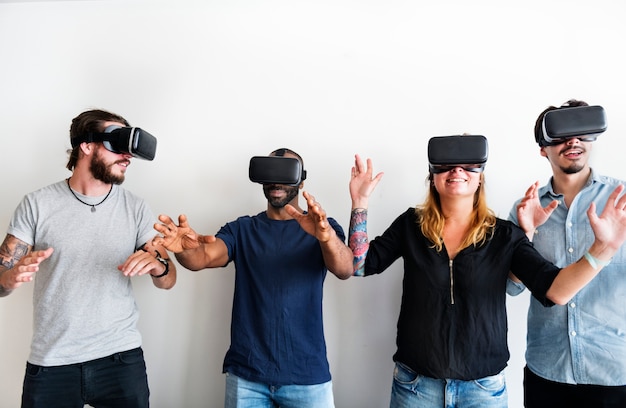 Groep divesevrienden die virtuele werkelijkheid ervaren met VR-hoofdtelefoon