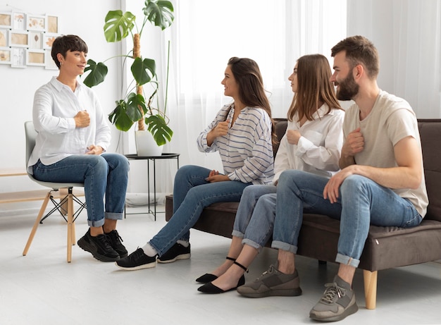 Foto groep dove mensen die communiceren via gebarentaal