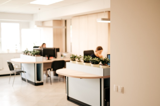 Foto groep drukke werknemers zakenvrouwen mannen werken op computers op kantoor