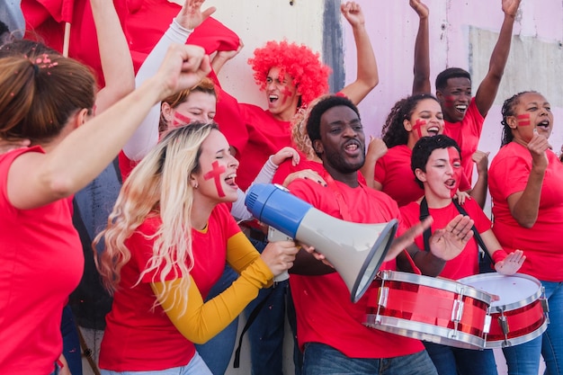 Groep fans die zingen en schreeuwen om hun team te helpen in de wereldcompetitie