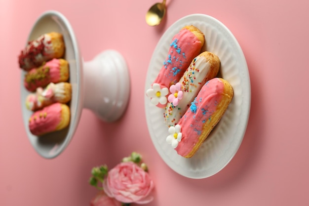 Groep Fench heerlijk dessert Eclair met roze kleur op roze achtergrond voor Valentijn concept