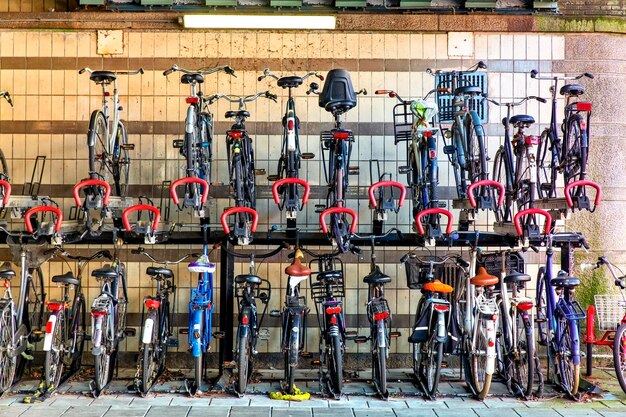 Foto groep fietsen geparkeerd in het centrum van amsterdam