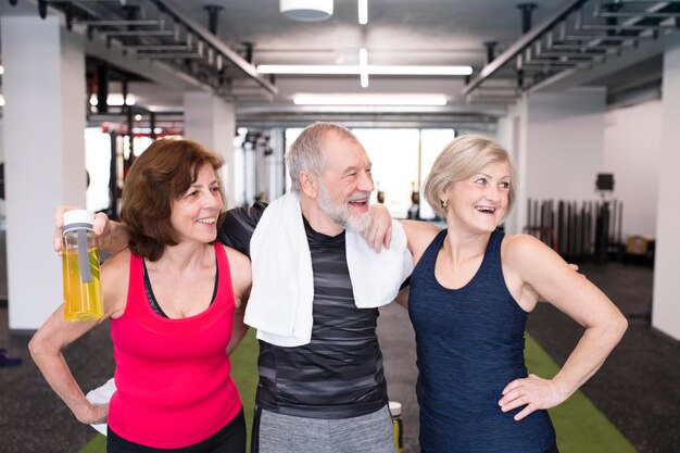 Groep fitte senioren in de sportschool die een pauze nemen