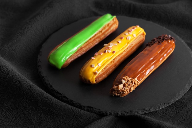 Groep Frans dessert Eclair op zwarte achtergrond