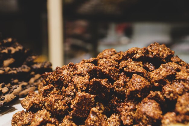 Groep geassorteerde cookies. Chocoladeschilfer, havermoutrozijn, witte chocolade