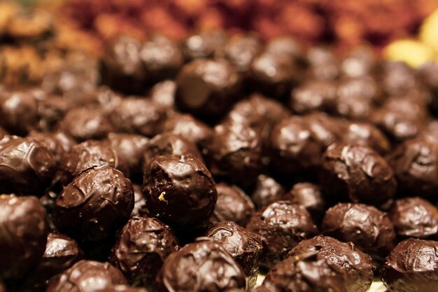 Groep geassorteerde cookies. Chocoladeschilfer, havermoutrozijn, witte chocolade