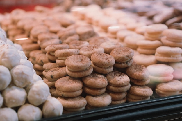 Groep geassorteerde cookies. Chocoladeschilfer, havermoutrozijn, witte chocolade