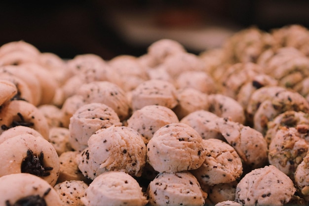 Groep geassorteerde cookies. Chocoladeschilfer, havermoutrozijn, witte chocolade