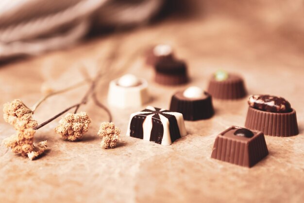 Groep geassorteerde cookies. chocoladeschilfer, havermoutrozijn, witte chocolade