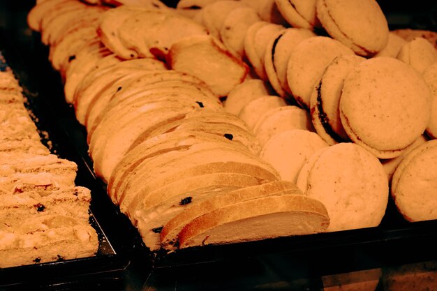 Groep geassorteerde cookies. Chocoladeschilfer, havermoutrozijn, witte chocolade