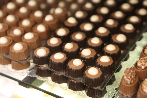 Groep geassorteerde cookies. Chocoladeschilfer, havermoutrozijn, witte chocolade