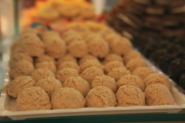 Groep geassorteerde cookies. Chocoladeschilfer, havermoutrozijn, witte chocolade