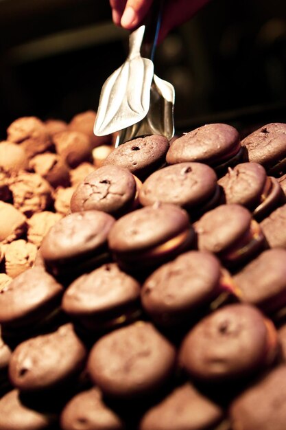 Groep geassorteerde cookies. Chocoladeschilfer, havermoutrozijn, witte chocolade