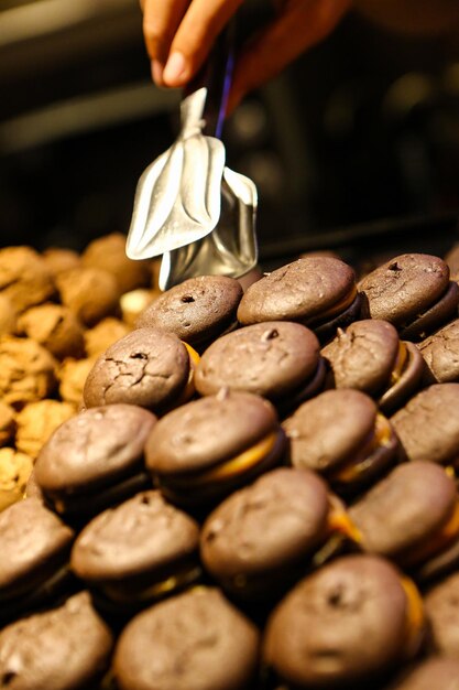 Groep geassorteerde cookies. Chocoladeschilfer, havermoutrozijn, witte chocolade