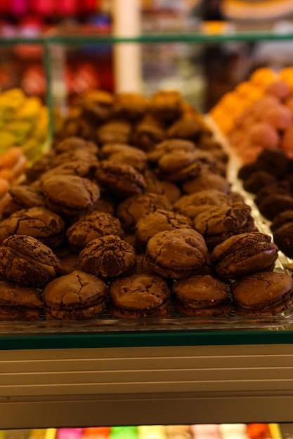 Groep geassorteerde cookies. chocoladeschilfer, havermoutrozijn, witte chocolade