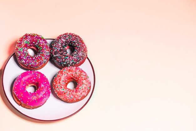 Groep geglazuurde donuts op lichte achtergrond, kopieer ruimte