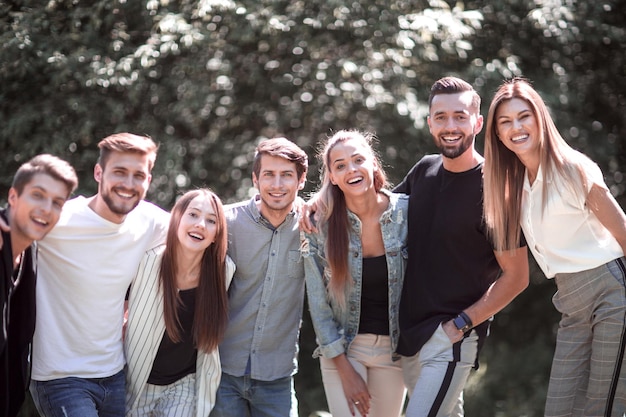 Groep gelijkgestemde vrienden die samen het concept vriendschap staan