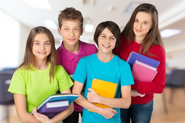 Groep gelukkig tiener schoolkind met boek. Geïsoleerd.