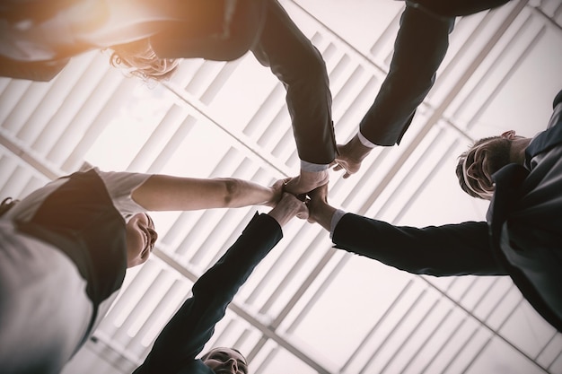 Foto groep gelukkig zakenlui die high five aan elkaar geven