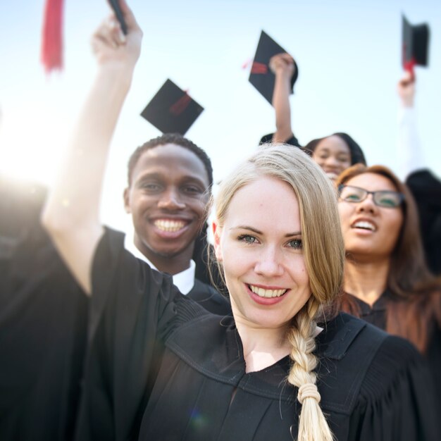 Foto groep gelukkige afgestudeerde studenten