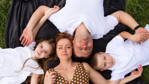 groep gelukkige familie met kinderen bij park