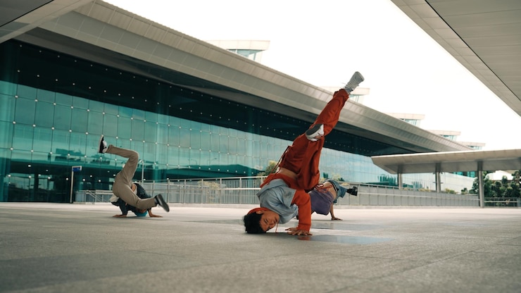 Foto groep gelukkige hipsters of dansers die een freeze pose doen voor het winkelcentrum sprightly