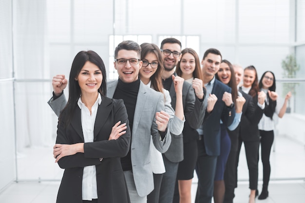 Groep gelukkige jonge mensen die op een rij staan. het concept van teamwerk