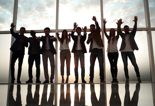 Groep gelukkige jonge mensen het concept van werkgelegenheid