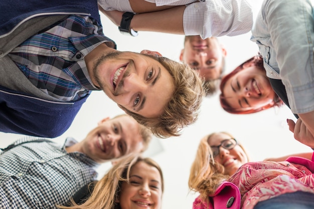 Groep gelukkige jonge mensen in cirkel