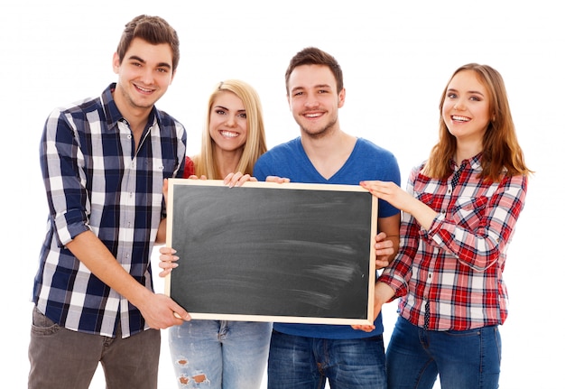 Groep gelukkige jonge mensen met een schoolbord