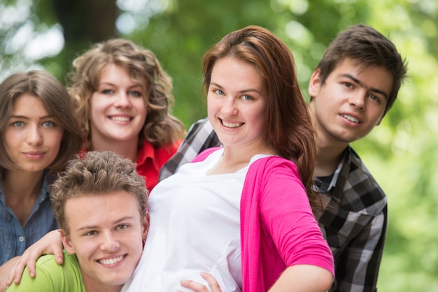 Groep gelukkige jonge mensen