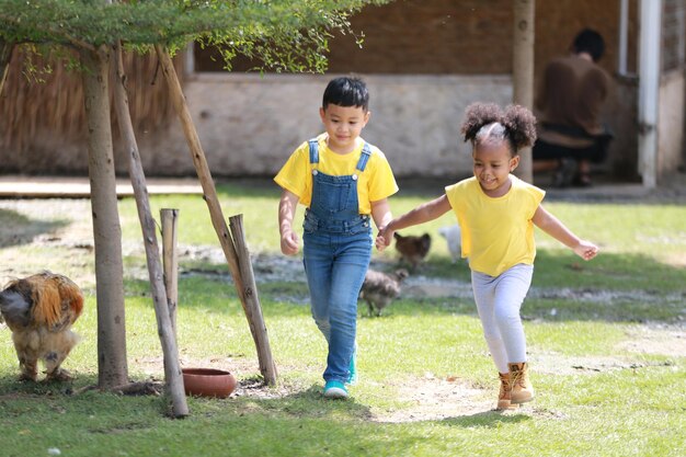 Groep gelukkige kinderen die bij speelplaats spelen