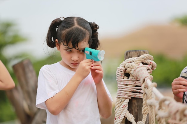 Groep gelukkige kinderen die bij speelplaats spelen