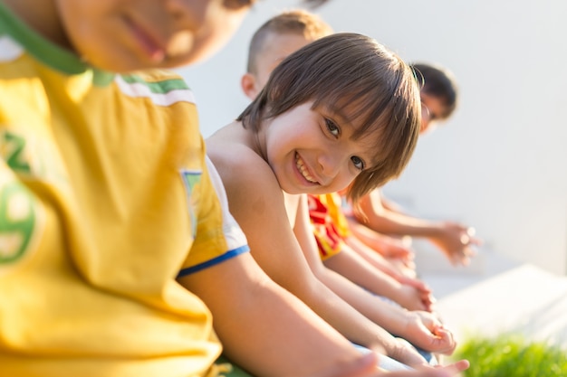 Groep gelukkige kinderen in de zomer met plezier