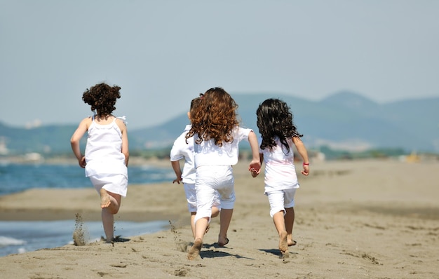 groep gelukkige kinderen op het strand die plezier hebben en spelletjes spelen