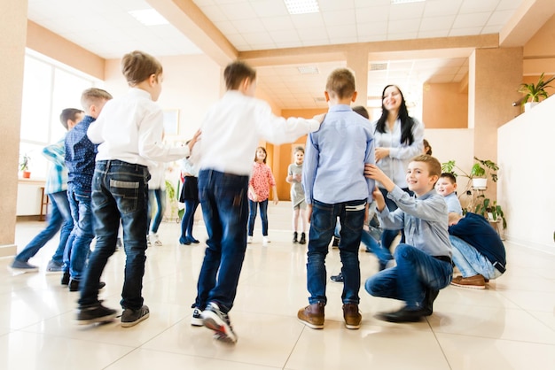 Groep gelukkige lopende schoolkinderen op de pauze. Bewegingsonscherpte bij lichamelijke activiteit