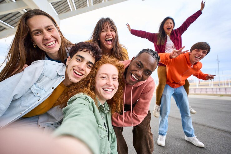 Foto groep gelukkige multiraciale vrienden die een selfie-foto maken met hun mobiele telefoon buiten het jeugdconcept