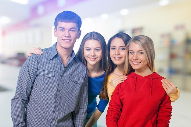 Groep gelukkige schoolstudenten die bij camera glimlachen