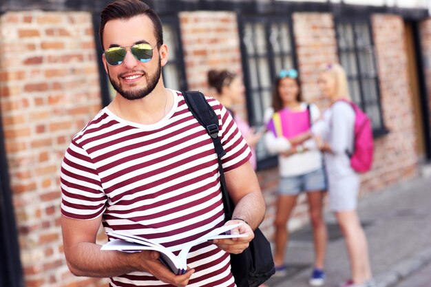 groep gelukkige studenten die buiten studeren