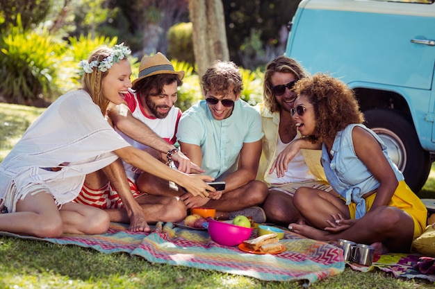 Foto groep gelukkige vriend nemen van een selfie in park