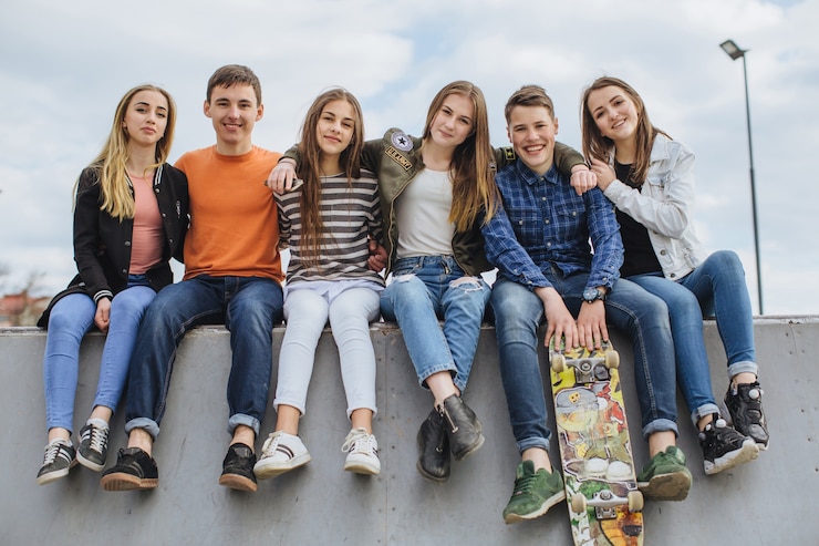 Foto groep gelukkige vrienden die een foto nemen