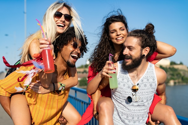 Groep gelukkige vrienden die plezier hebben op muziekfestival