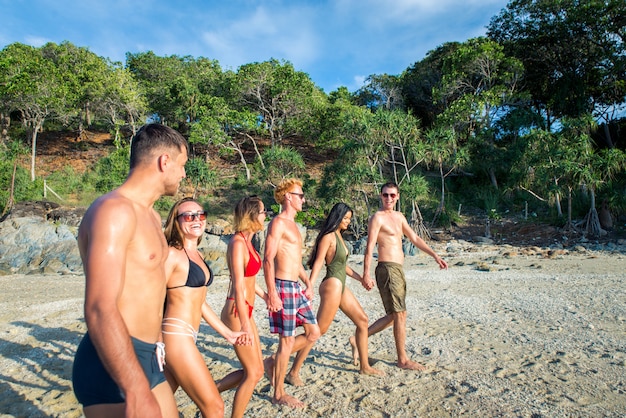 Groep gelukkige vrienden op een tropisch eiland