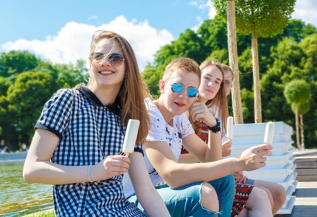 Groep glimlachende vrienden met roomijs in openlucht