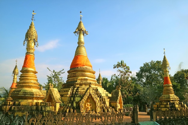 Groep gouden pagodes van Wat Somdej-tempel in Sangkhlaburi, Kanchanaburi, Thailand