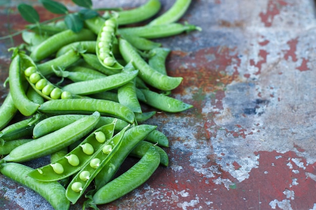 Groep groene erwten op een roestige tafel