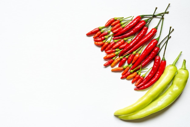 Groep groene paprika's en Spaanse pepers op witte houten backgroundcloseup