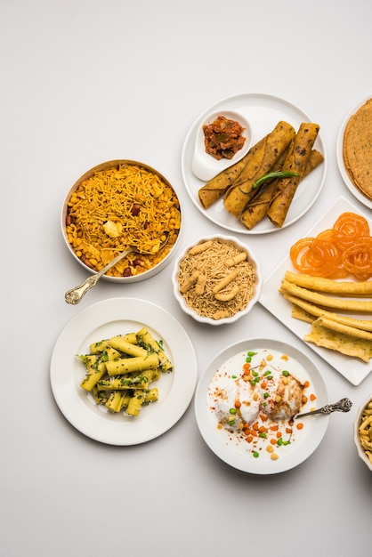 Groep Gujarati-snacks zoals jalebi-fafda, thepla, khaman dhokla, aloo bhujiya, khandvi, khakra, dahi vada, gathiya met hete thee